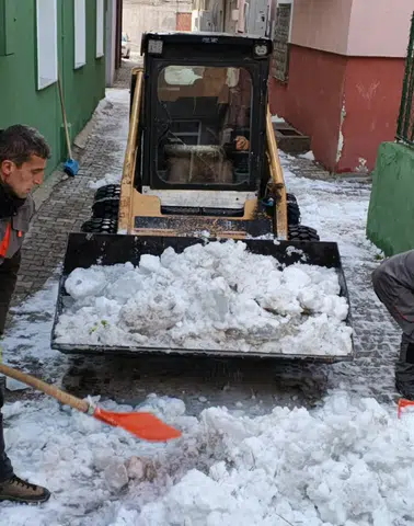 Bayburt Belediyesi’nden Kış Mesaisi: Buz Temizliği ve Yol Onarımı Sürüyor