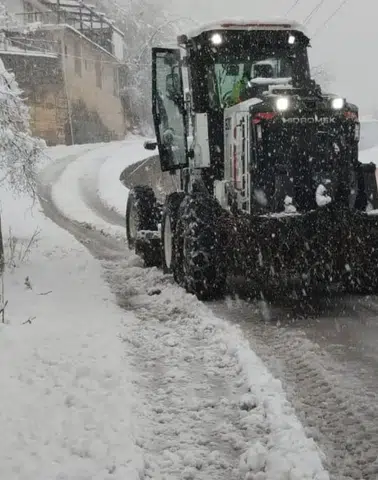 Trabzon’da 19 Mahalle Yolu Kara Teslim: Büyükşehir Ekipleri Karla Mücadeleyi Sürdürüyor