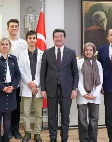 KTÜ Tıp Fakültesi Öğrencilerinden Ortahisar’da “Atık İlaç” Farkındalığı