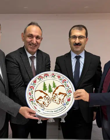 Artvin'de Bayram Bakır için veda programı düzenlendi, eğitimdeki katkıları unutulmayacak.