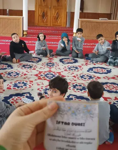 Oltu Müftülüğü’nden ÇEDES Projesi Kapsamında Cami-Çocuk Buluşması ve Şehitlik Ziyareti