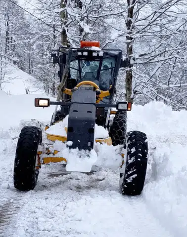 Trabzon Büyükşehir Belediyesi Karla Mücadelede Seferber Oldu: 83 Mahalle Yolunun 69’u Açıldı