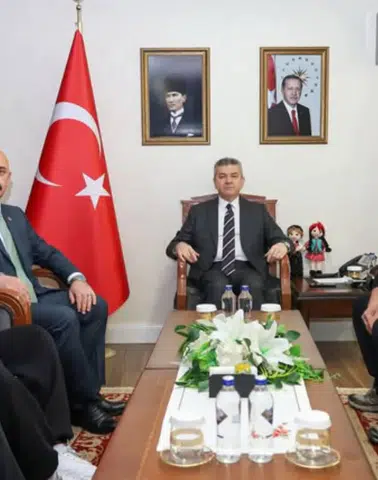 Artvin Valisi Dr. Turan Ergün, Güreş Sporcularını Makamında Ağırladı