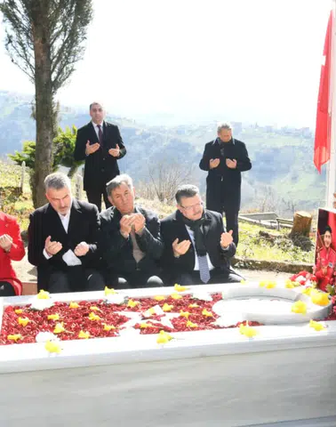 Başkan Ahmet Metin Genç’ten Şehit Pilot Burak Gençcelep’in Kabri ve Ailesine Ziyaret