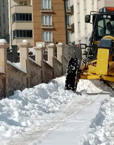 Bayburt Belediyesi’nden Cumartesi Mesaisi: Buz Temizliği, Tuzlama ve Yol Tamiratı Yapıldı