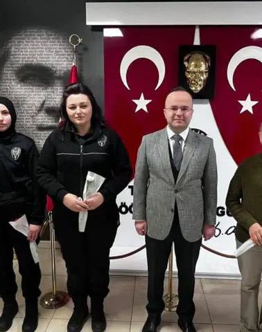 Hopa Kaymakamı Arslantürk’ten Kadın Çalışanlara 8 Mart Ziyareti