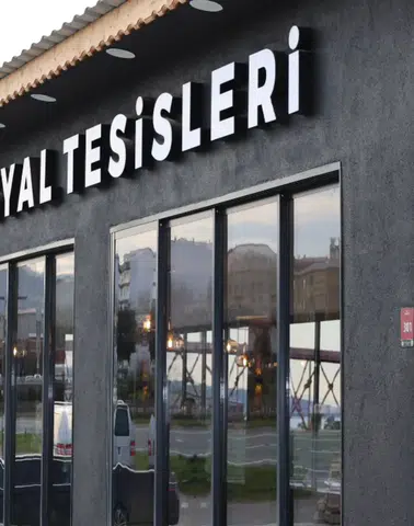 Arsin Sahilindeki Sosyal Tesis Yenileniyor: Başkan Bilgin Çalışmaları İnceledi