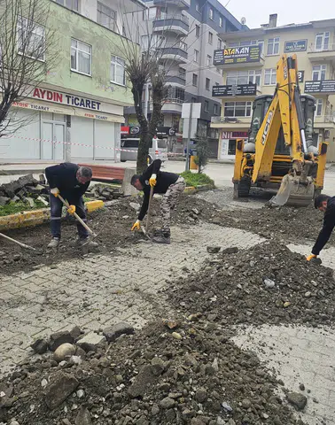 Arhavi’de Yol Onarım Çalışmaları Sedat Batumoğlu Caddesi’nde Sürüyor