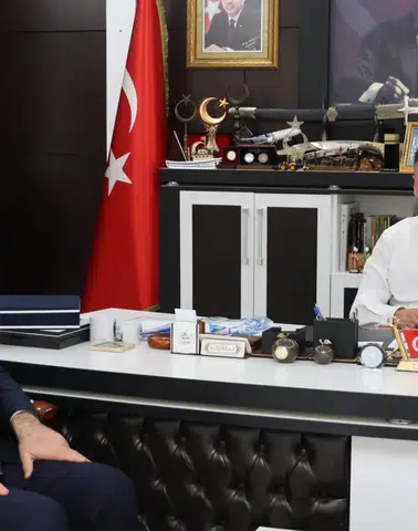 İzmir Demokrasi Üniversitesi Rektörü Karahasanoğlu’ndan Maçka Belediyesi’ne Ziyaret