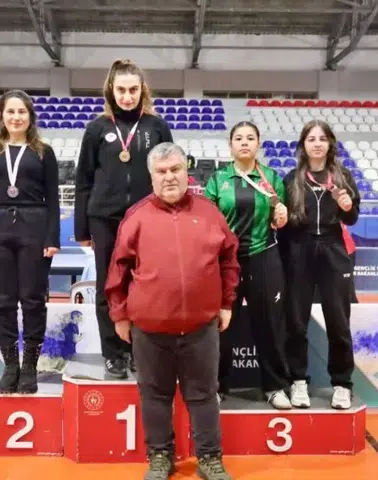 Artvin'de Masa Tenisi Turnuvasında Ayla Çınar İkinci Oldu, Kurumunu Gururlandırdı