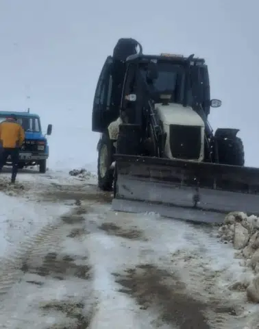 Erzurum Konakyeri Mahallesi Bağlantı Yolunda Karla Mücadele Aralıksız Sürüyor