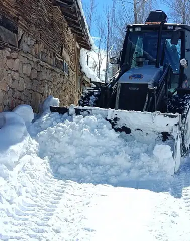 Pazaryolu Belediyesi Hacılar Mahallesi’nde Karla Mücadele Çalışmalarını Sürdürüyor