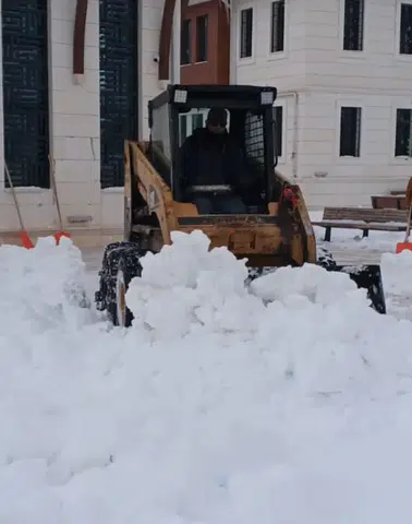 Bayburt Belediyesi Şehrin Dört Bir Yanında Kar Temizliği Çalışmalarını Sürdürüyor