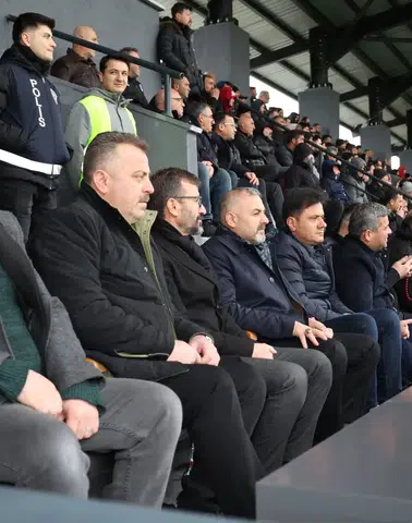 Arsin’de Futbol Heyecanı: Başkan Bilgin Maçı Tribünden Takip Etti