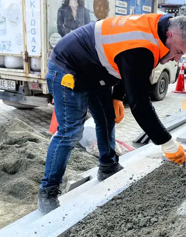 Artvin’de Belediye Çalışmaları Sürüyor: Halitpaşa Meydanı’nda Merdivenler Yenilendi