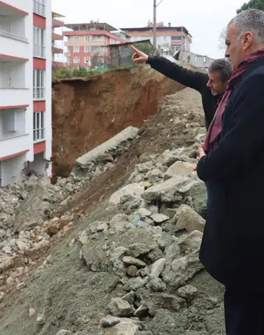 Yomra’da Heyelan Bölgelerinde İnceleme: Başkan Mustafa Bıyık’tan Vatandaşlara Geçmiş Olsun Ziyareti