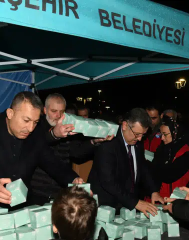 Trabzon’da Kadir Gecesi’nde Anlamlı Buluşma: Başkan Genç’ten Vatandaşlara Kandil Simidi İkramı