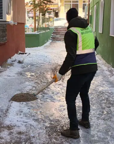 Bayburt Belediyesi’nden Ara Sokaklarda Buzlanmaya Karşı Tuzlama Çalışması