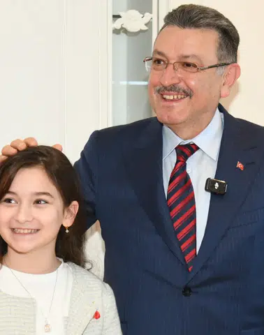 STEM Matematik Olimpiyatları dünya birincisi Lina Saka’dan Başkan Ahmet Metin Genç’e ziyaret