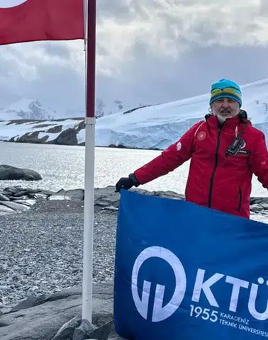 KTÜ Bayrağı Antarktika’da Dalgalandı: Türk Bilim Heyetinden Gurur Veren An