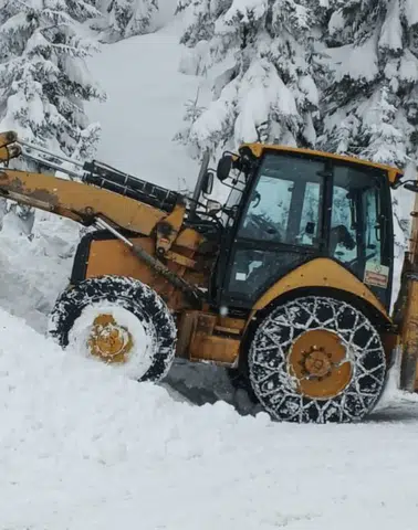 Şavşat’ta Yoğun Kar Yağışı Sonrası Yol Açma Çalışmaları Aralıksız Sürüyor