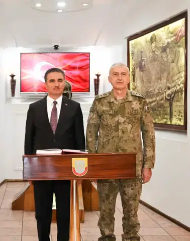Erzurum Valisi Aydın Baruş, Garnizon Komutanı Osman Akyıldız'ı Resmi Ziyaretle Onurlandırdı
