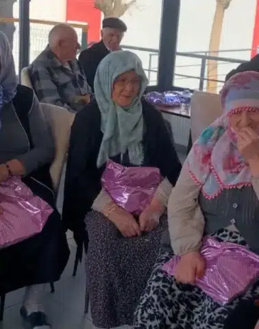 Huzurevi Sakinlerine Bayram Ziyareti: Kadınla Başlar Derneği Moral Verdi