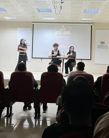 Bayburt Gençlik Merkezi Tiyatro Ekibi’nden Unutulmaz Sahne Performansı