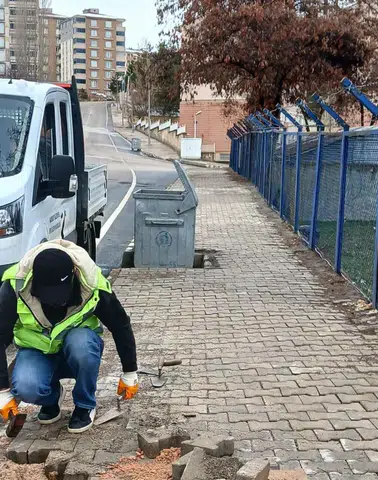 Bayburt'ta Kaldırım Tamirat Çalışmalarıyla Güvenli Yürüyüş Alanları Oluşturuluyor