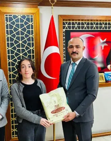 Ardanuç’ta İyileştiren Kütüphane Haftası'nda kitap okuma ödülleri sahiplerini buldu