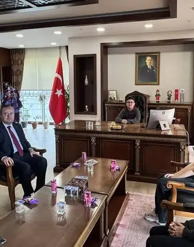 Hopa’da 23 Nisan Coşkusu: Çocuklardan Temsili Makam Ziyaretleri