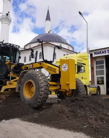 Yakutiye’de Asfalt ve Kaldırım Çalışmaları Sürüyor