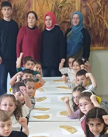 Akçaabat’ta Miniklerden Geleneksel Lezzet Deneyimi: Yaylacık Anaokulu Öğrencileri Gözleme Yaptı