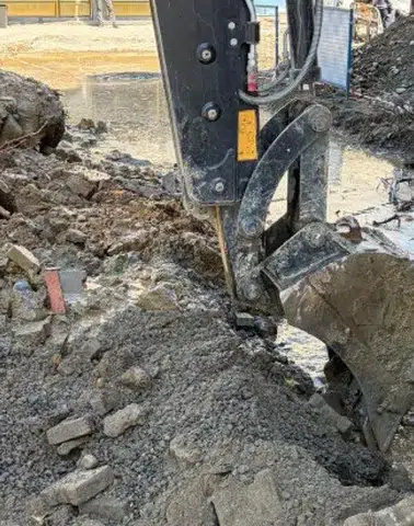 Arhavi'de yol çalışmaları sırasında su kesintisi yaşandı