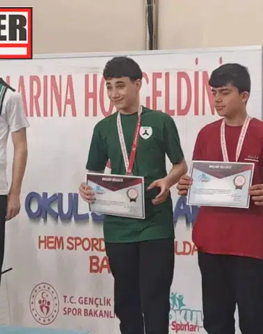 Kemalpaşa'lı Azat Ustabaş, Bilek Güreşi'nde grup üçüncüsü olarak gururlandırdı