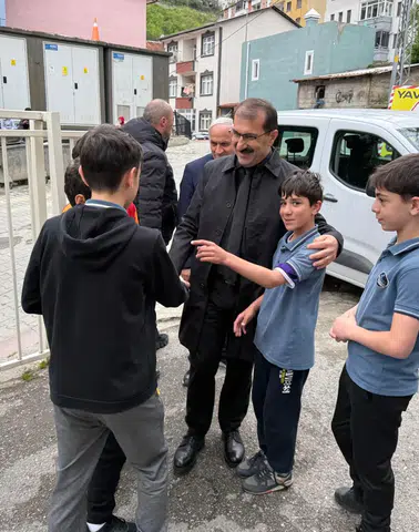 Artvin’de 7 Mart Ortaokulu’na Anlamlı Ziyaret: Öğrencilerle Bayram Sevinci Paylaşıldı