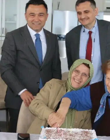 Trabzon’da Huzurevinde Anlamlı Kutlama: Nisan Ayı Doğumlularına Özel Etkinlik