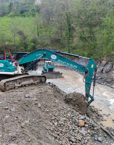 Trabzon Araklı’da Dere Islahı: Küçükdere’de Tersip Bendi Temizliği Sürüyor
