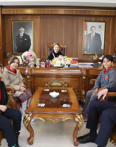 Of Belediyesi’nde 23 Nisan Coşkusu: Başkanlık Makamı Asya’ya Devredildi