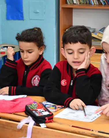 Olur Kaymakamı Semanur Kalkan’dan Okul Ziyareti: Öğrencilerle Yakından İlgilendi