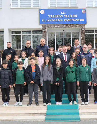 Akçaabat'ta öğrenciler jandarma ziyaretiyle güvenlik görevlerini yerinde öğreniyor