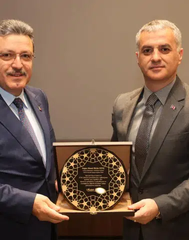 Yomra'da Yenileme Çalışmalarına Başkan Genç’e Plaketle Teşekkür Edildi