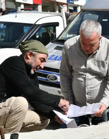 Artvin'de Başkan Erdem, projeleri yerinde inceliyor ve kaliteli çalışma için ekip ruhunu ön planda tutuyor