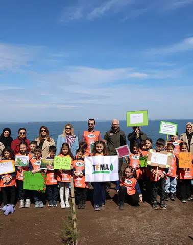 Arhavi’de Minik Eller Fidanları Toprakla Buluşturdu