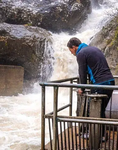 TİSKİ, su kaynaklarını korumak için dere yataklarında temizlik çalışmalarına hız kesmeden devam ediyor