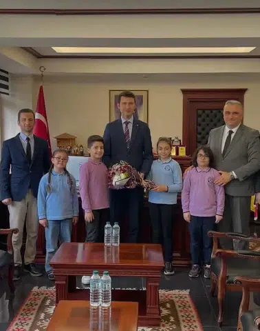 Arhavi’de 23 Nisan Coşkusu: Öğrencilerden Anlamlı Makam Ziyaretleri