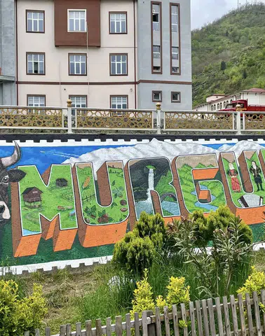 Murgul’un Ruhu Duvarlara Yansıdı: Emin Görmüş Caddesi’nde Anlamlı Sanat Çalışması