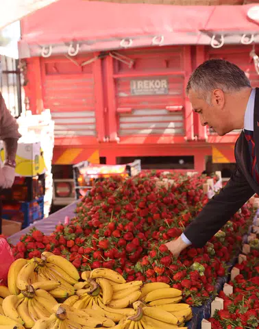 Yomra’da Halk Pazarı Ziyareti: Başkan Bıyık Esnaf ve Vatandaşlarla Buluştu