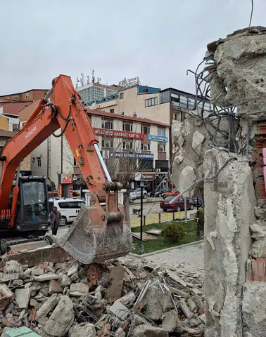 Bayburt Belediyesi’nden Cumartesi Mesaisi: Temizlik, Bakım ve Yıkım Çalışmaları Sürüyor