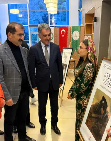 Artvin Sosyal Bilimler Lisesi'nde 'Bir Kitap Bir Tebessüm' Tiyatro Gösterisi Beğeni Topladı